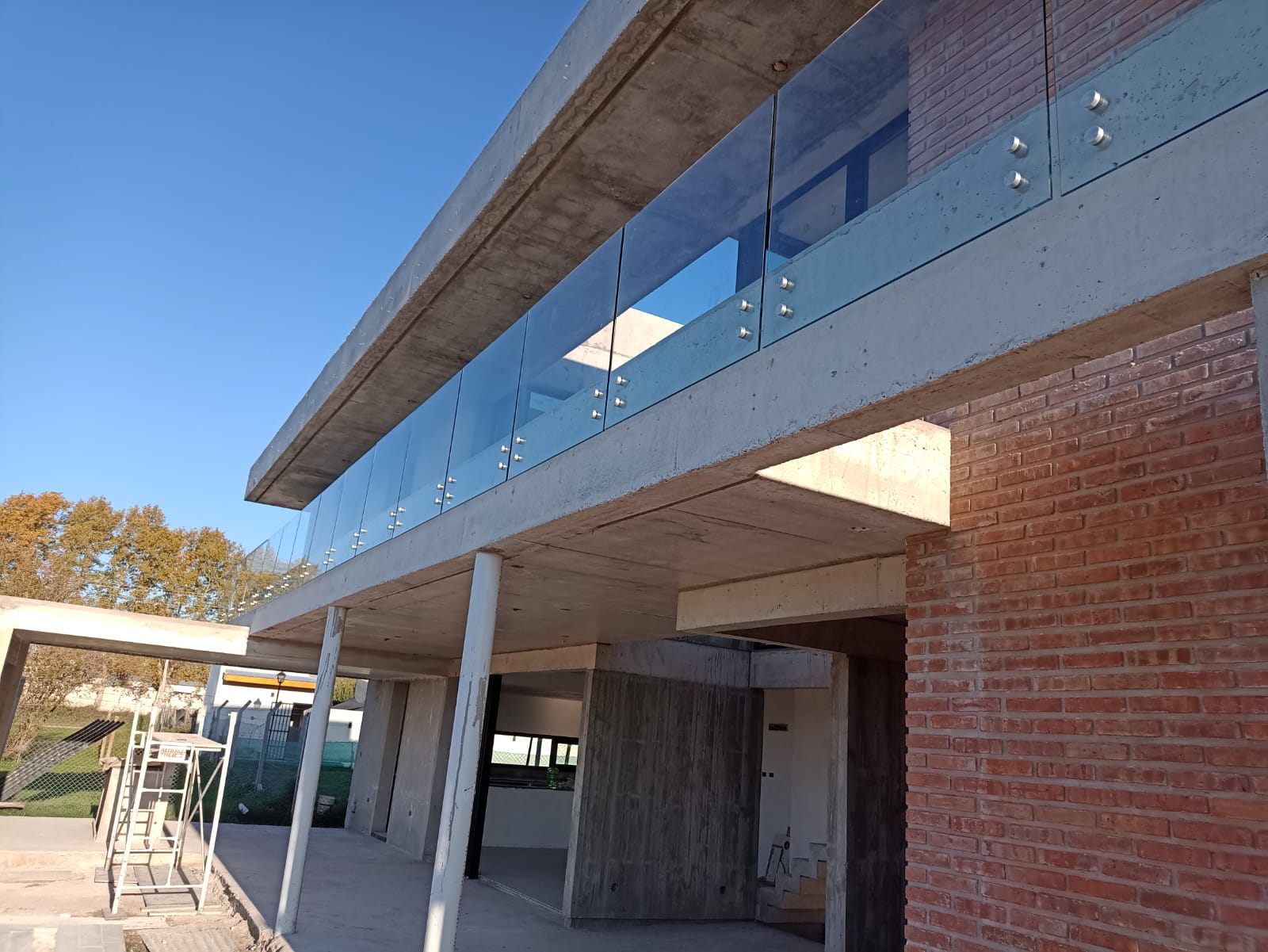 Baranda vidrio construcción moderna