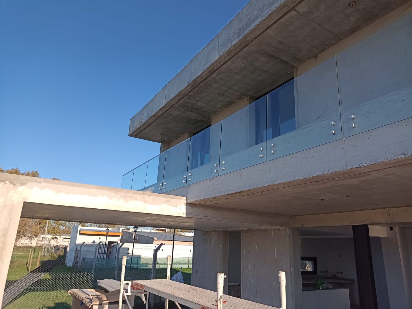 Baranda de vidrio en balcón de hormigón