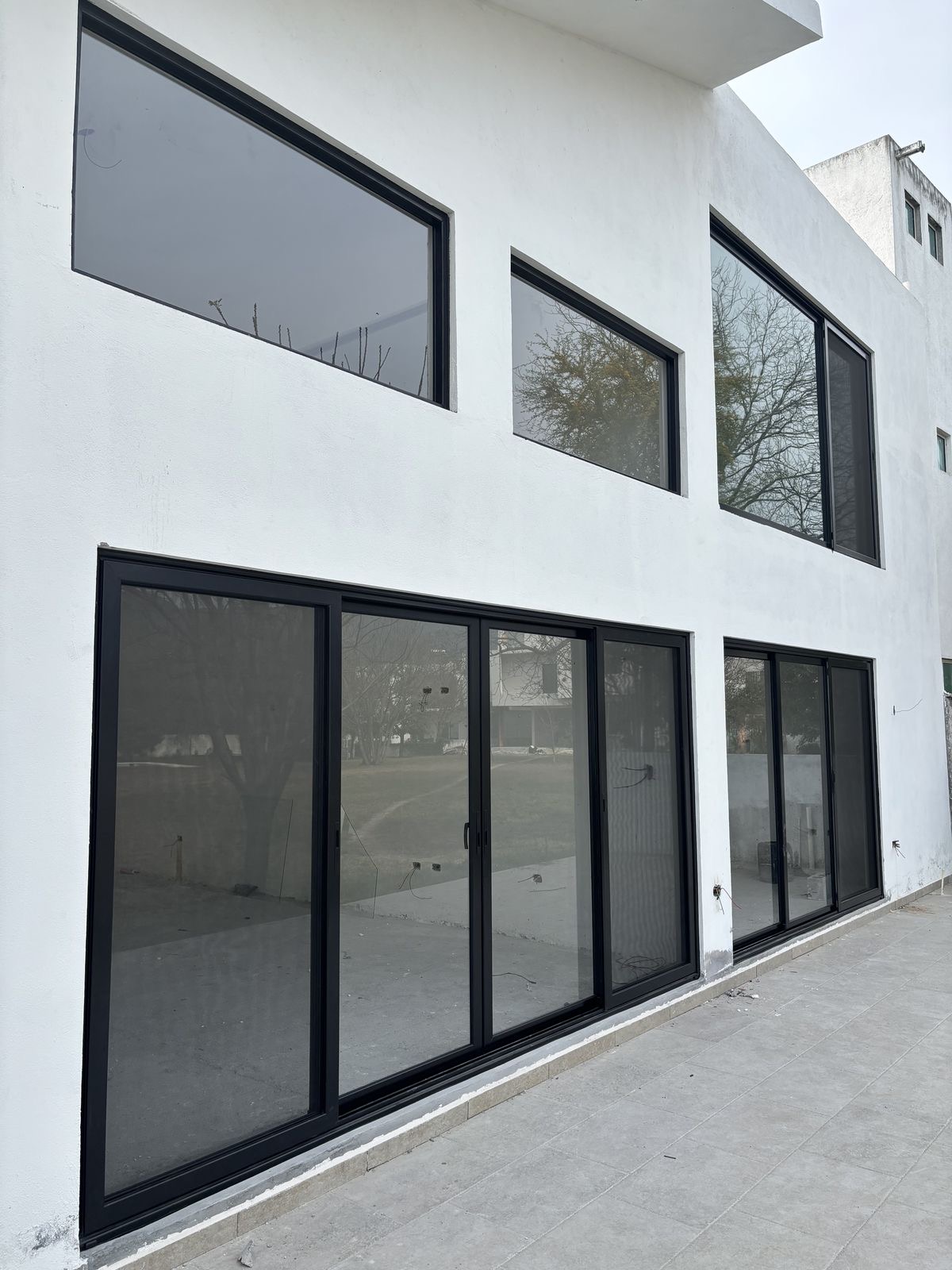Fachada ventanas negras